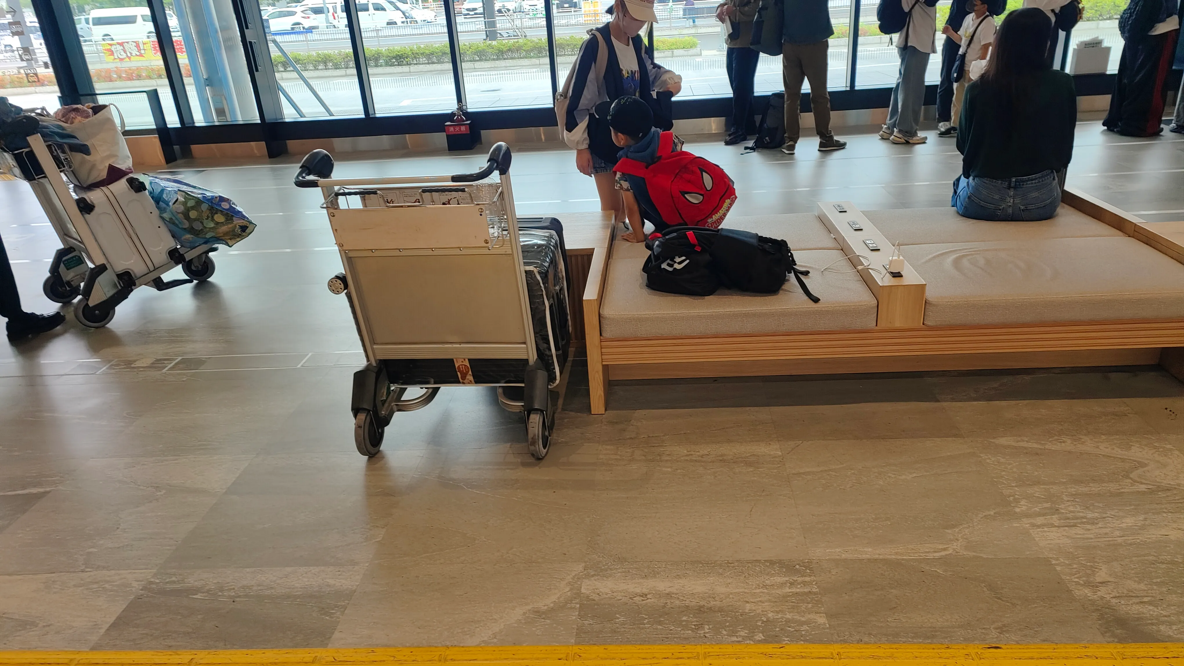 遊日注意！福岡機場候機期間驚爆偷竊 旅客目擊兩女「當面偷推行李」事後咁狡辯！ 