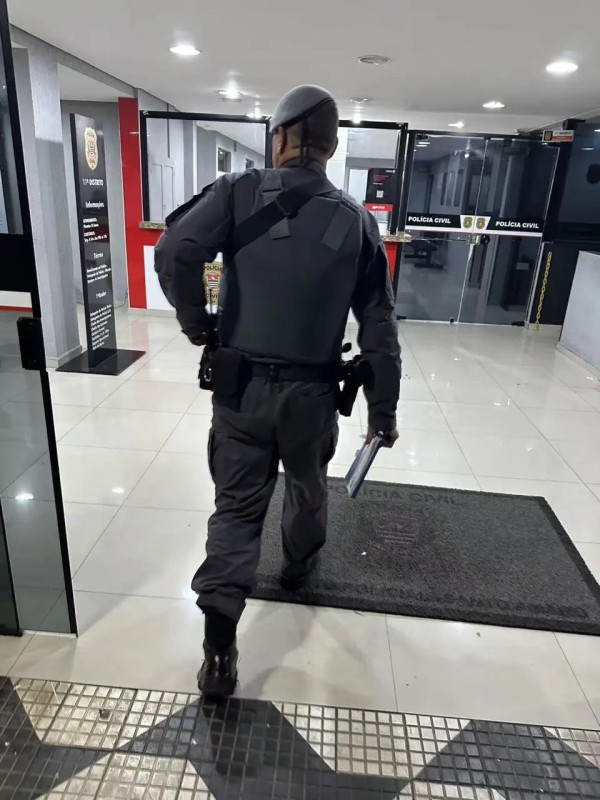 內地漢巴西出差遭連開兩槍 筆電神級擋子彈救命!網民激讚:最強廣告