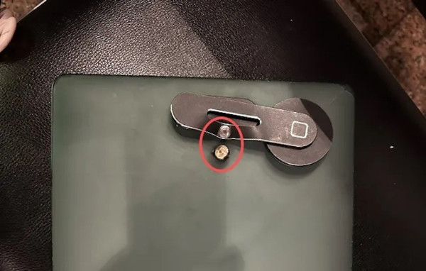 內地漢巴西出差遭連開兩槍 筆電神級擋子彈救命!網民激讚:最強廣告