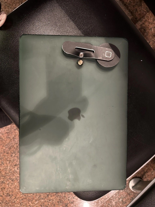 內地漢巴西出差遭連開兩槍 筆電神級擋子彈救命!網民激讚:最強廣告