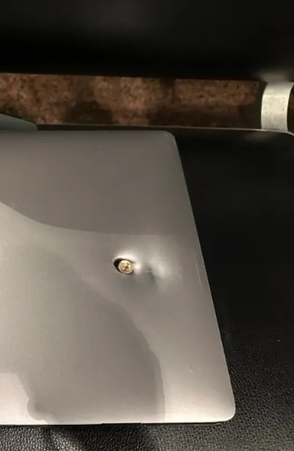 內地漢巴西出差遭連開兩槍 筆電神級擋子彈救命!網民激讚:最強廣告