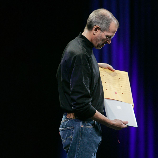 Apple兩代掌門人PK 喬布斯、Tim Cook邊個功勞最大 即睇任期內產品對比