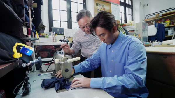 狄龍年輕時裁縫型英帥工作照曝光 兒子譚俊彥體驗父親昔日裁縫學師生涯