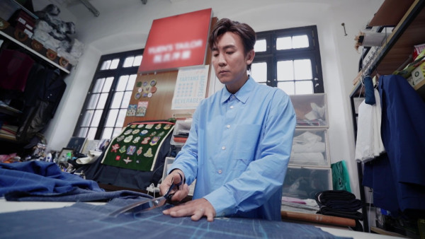 狄龍年輕時裁縫型英帥工作照曝光 兒子譚俊彥體驗父親昔日裁縫學師生涯