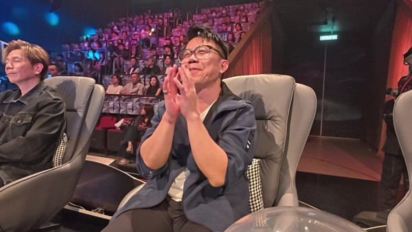 聲秀｜甄敏芳露背長裙女神降臨迷倒吳業坤 被指特選靚女搭檔隔空擁抱表現怕醜