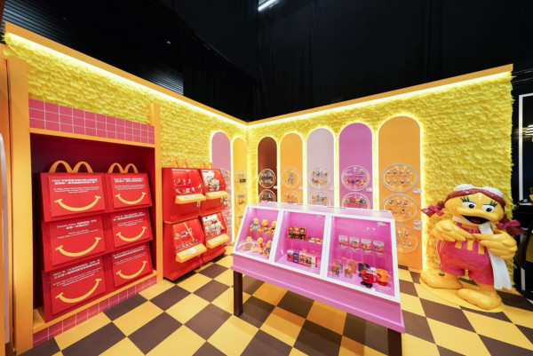 麥當勞50周年展門票高峰炒上$2500 限定玩具周邊極搶手過千元出售