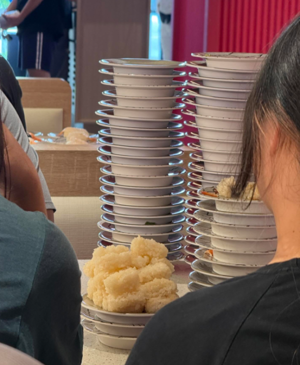 顧客狂點壽司堆醋飯山，爭鮮集團旗下品牌 「MAGiC TOUCH」店員鐵腕反擊（截圖︰Threads）