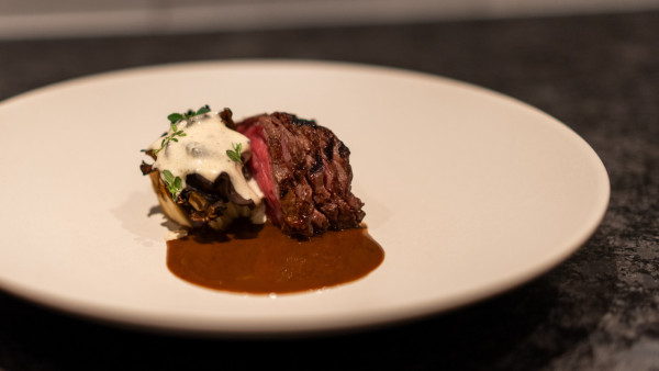 港島香格里拉限定四手聯乘8道菜  蟹肉卷／牛肉他他／魚子醬油甘魚