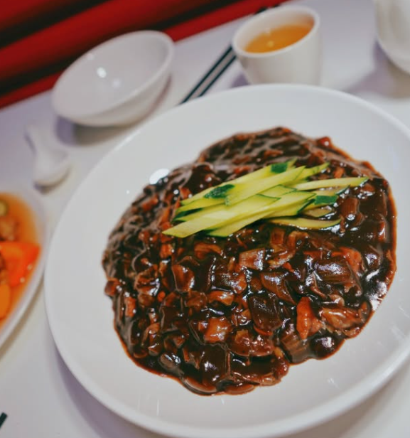 首間韓式中華料理店登陸上環  經典韓式炸醬麵配糖醋肉