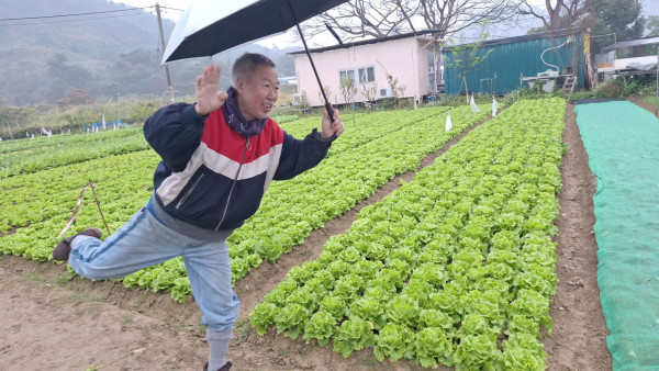 農塲餐廳老闆陳興濤轉行賣菜做小販。圖片來源：Facebook@農塲餐廳