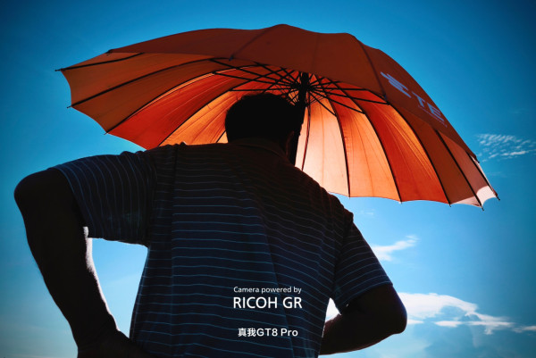 realme GT 8 Pro 聯乘 Ricoh 實拍曝光 專屬 UI、高對比黑白濾鏡還原 GR「森山大道」風味