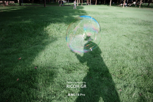 realme GT 8 Pro 聯乘 Ricoh 實拍曝光 專屬 UI、高對比黑白濾鏡還原 GR「森山大道」風味