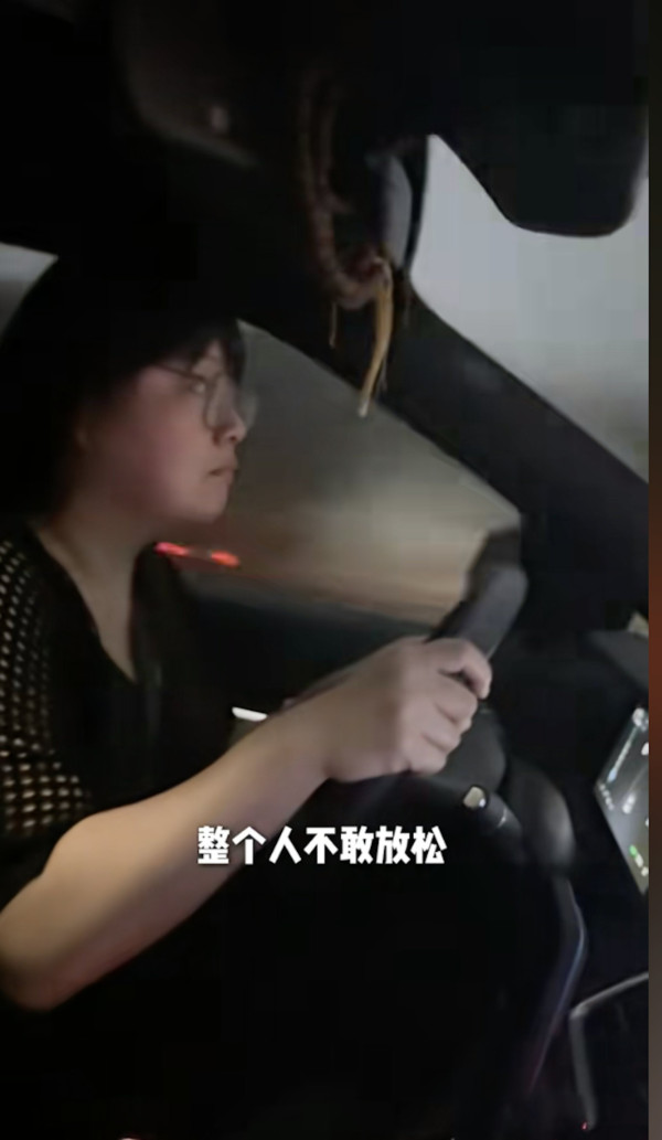 細細粒激減100磅後狀態差暴飲暴食 坦承復胖身材反彈惹網民擔憂：肥過以前！
