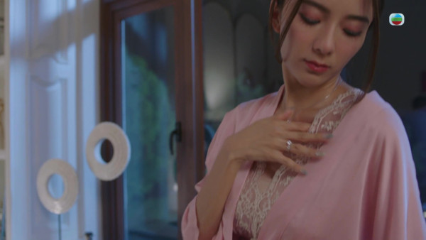 金式森林丨陳星妤情趣睡衣跌膊情挑陳浚霆 極盡女性魅力噴血指數爆燈！