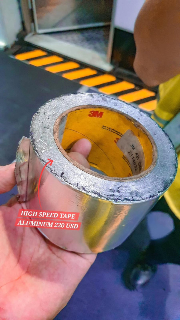 網民直擊 飛機起飛前竟黐膠帶？途中膠帶斷裂，真相大反轉！