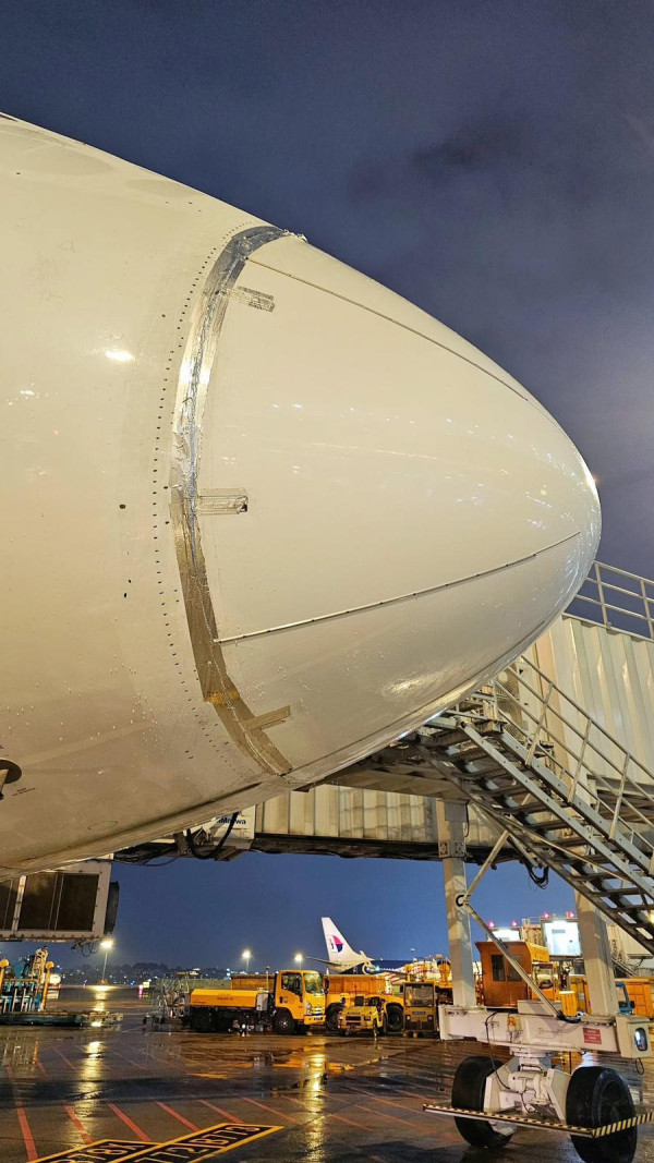 網民直擊 飛機起飛前竟黐膠帶？途中膠帶斷裂，真相大反轉！