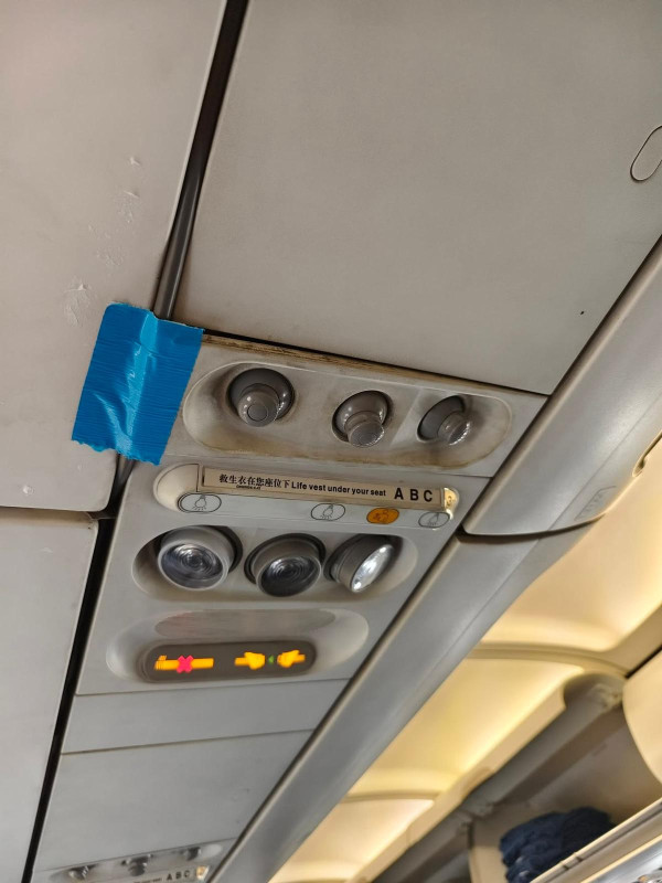 網民直擊 飛機起飛前竟黐膠帶？途中膠帶斷裂，真相大反轉！