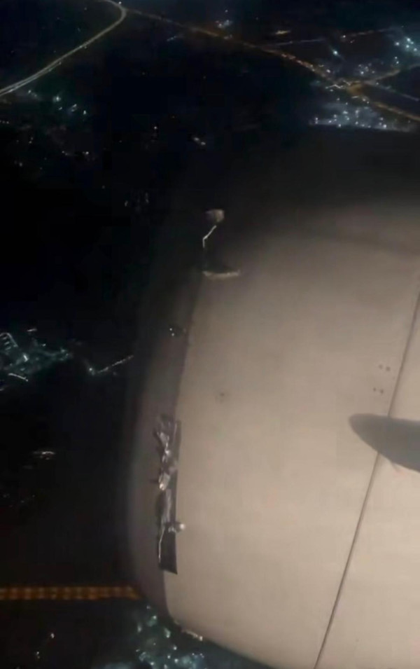 網民直擊 飛機起飛前竟黐膠帶？途中膠帶斷裂，真相大反轉！