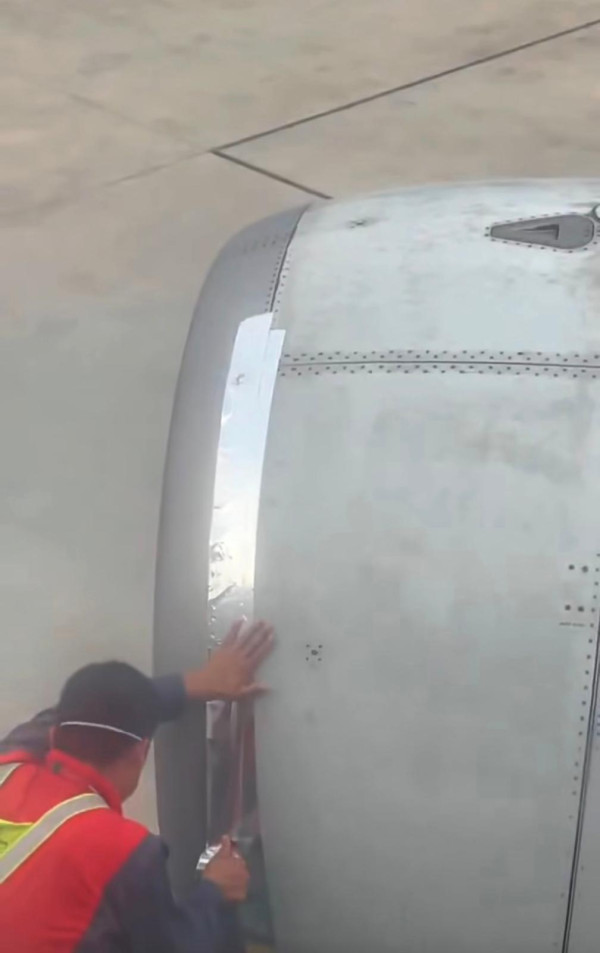 網民直擊 飛機起飛前竟黐膠帶？途中膠帶斷裂，真相大反轉！