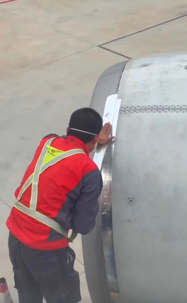 網民直擊 飛機起飛前竟黐膠帶？途中膠帶斷裂，真相大反轉！
