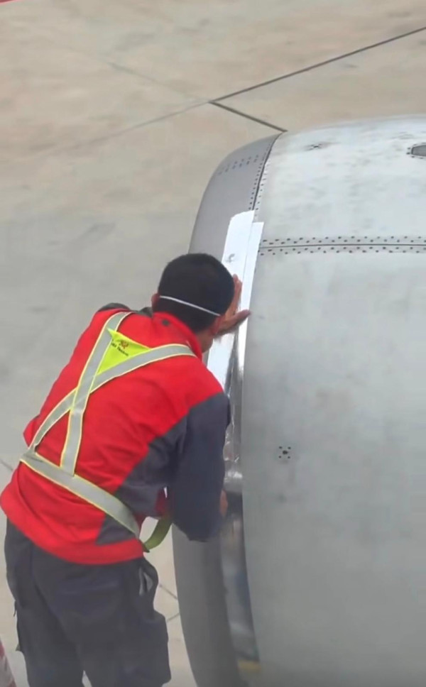 網民直擊 飛機起飛前竟黐膠帶？途中膠帶斷裂，真相大反轉！