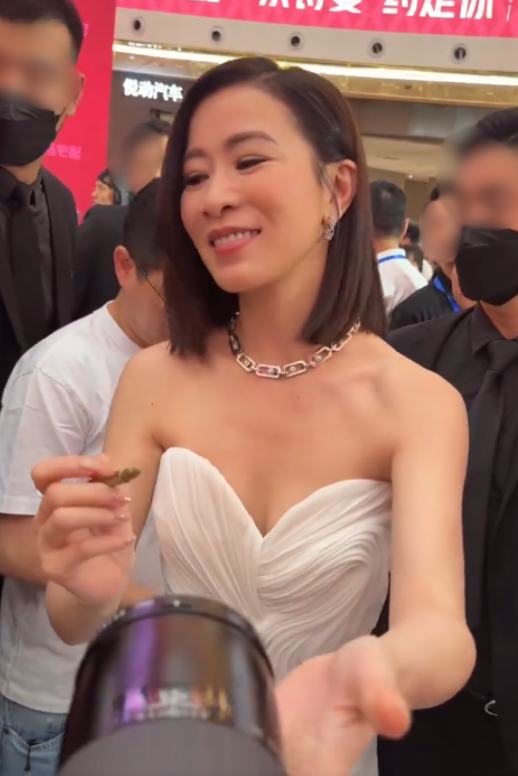最美視后「短休復工」近距離生圖流出!一舉動獲一面倒好評 網民:當她粉絲幸福