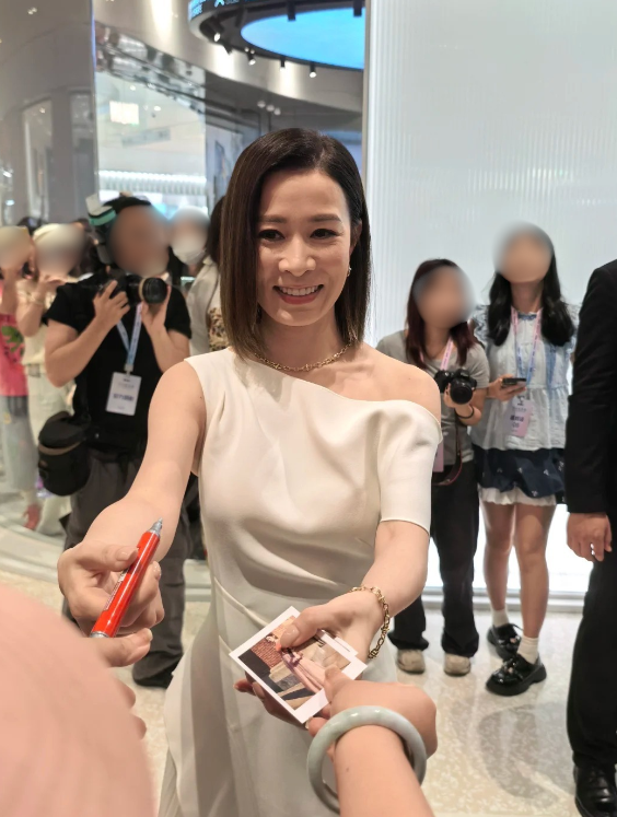 最美視后「短休復工」近距離生圖流出!一舉動獲一面倒好評 網民:當她粉絲幸福