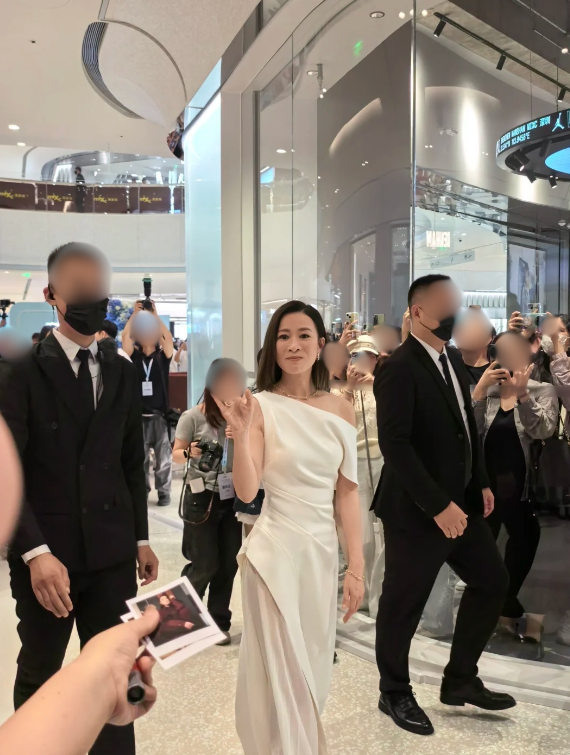 最美視后「短休復工」近距離生圖流出!一舉動獲一面倒好評 網民:當她粉絲幸福