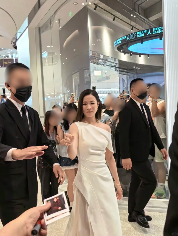 最美視后「短休復工」近距離生圖流出!一舉動獲一面倒好評 網民:當她粉絲幸福