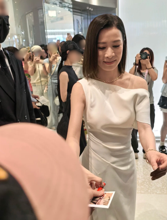 最美視后「短休復工」近距離生圖流出!一舉動獲一面倒好評 網民:當她粉絲幸福