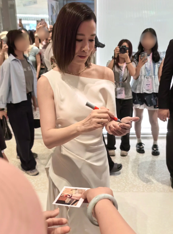 最美視后「短休復工」近距離生圖流出!一舉動獲一面倒好評 網民:當她粉絲幸福