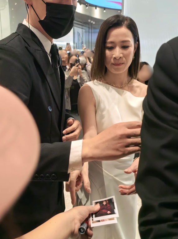 最美視后「短休復工」近距離生圖流出!一舉動獲一面倒好評 網民:當她粉絲幸福