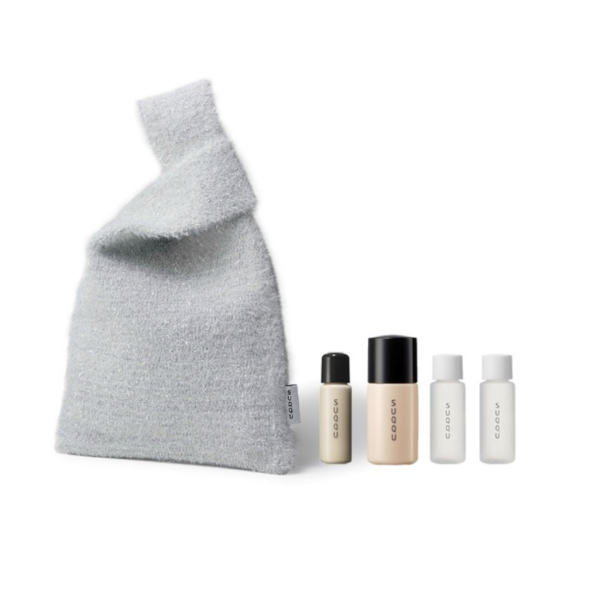 購物滿$2200 或以上即可獲贈︰ 晶采艷澤粉底液 旅行裝 5mL 晶采柔肌妝前乳 旅行裝 10mL 煥顏柔潤淨膚露 旅行裝 8mL x 2pcs 冬季閃爍 紗線針織袋