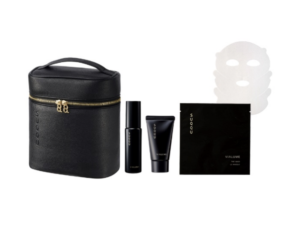 購物滿$3800 或以上即可獲贈︰ 絕緻晶艷潤采水凝露 旅行裝 20mL 絕緻晶艷潤采潔面乳 旅行裝 20g 絕緻晶艷潤采面膜 1pc 黑金皮革旅行化妝箱