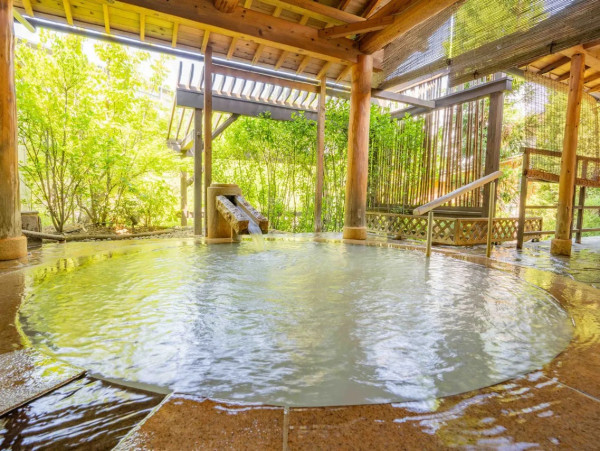 日本溫泉酒店驚見野熊出沒！50名旅客一度受困 溫泉設施關閉 