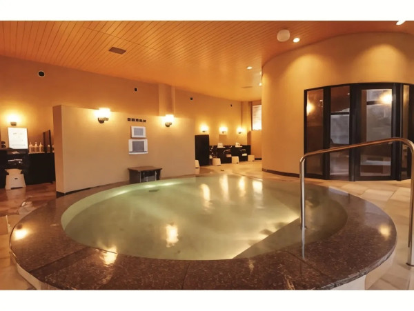 日本溫泉酒店驚見野熊出沒！50名旅客一度受困 溫泉設施關閉 