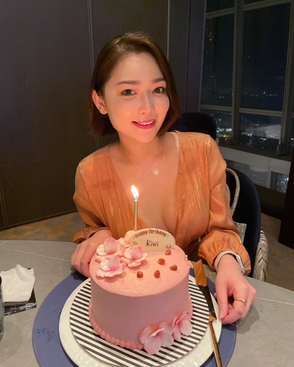 30歲女藝人宣佈喜訊平安產子晒餵母乳照！IG吐辛酸︰經歷40小時宮縮陣痛