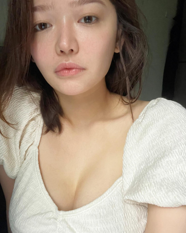 30歲女藝人宣佈喜訊平安產子晒餵母乳照！IG吐辛酸︰經歷40小時宮縮陣痛