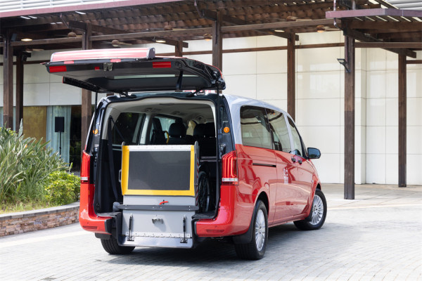 平治 eVito 電動輪椅的士抵港 6 大主動安全輔助系統+低地台設計