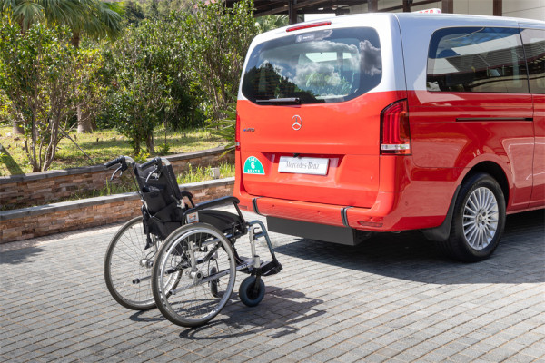 平治 eVito 電動輪椅的士抵港 6 大主動安全輔助系統+低地台設計
