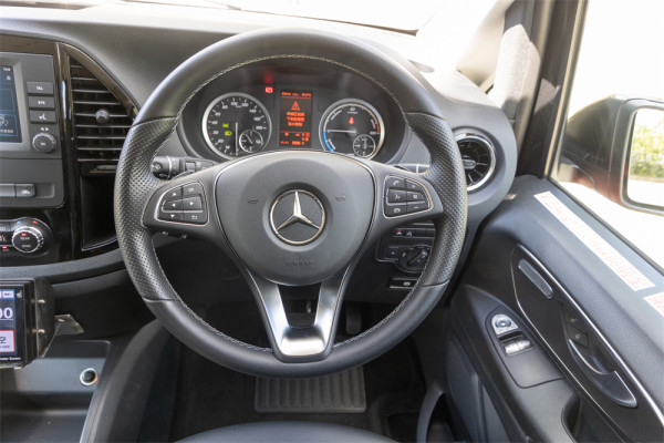 平治 eVito 電動輪椅的士抵港 6 大主動安全輔助系統+低地台設計