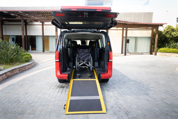平治 eVito 電動輪椅的士抵港 6 大主動安全輔助系統+低地台設計