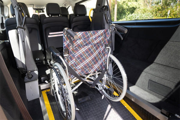 平治 eVito 電動輪椅的士抵港 6 大主動安全輔助系統+低地台設計