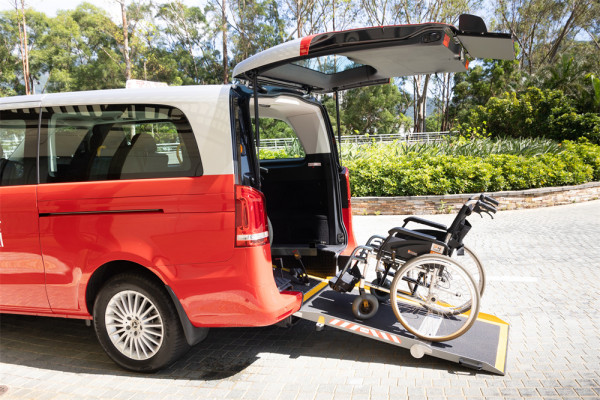 平治 eVito 電動輪椅的士抵港 6 大主動安全輔助系統+低地台設計