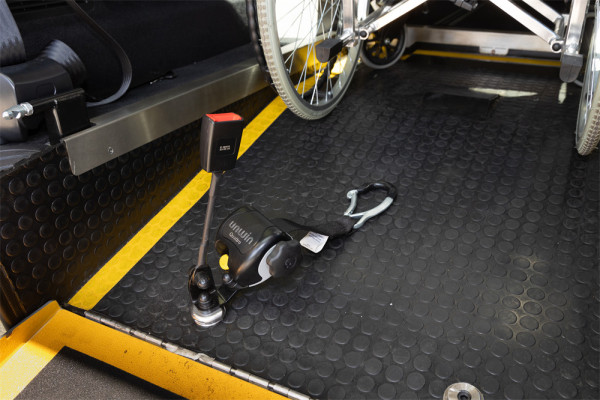 平治 eVito 電動輪椅的士抵港 6 大主動安全輔助系統+低地台設計