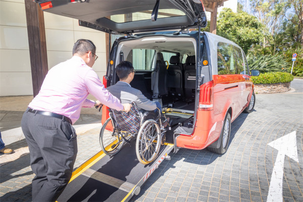 平治 eVito 電動輪椅的士抵港 6 大主動安全輔助系統+低地台設計