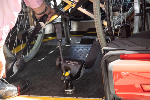 平治 eVito 電動輪椅的士抵港 6 大主動安全輔助系統+低地台設計