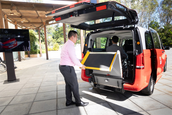 平治 eVito 電動輪椅的士抵港 6 大主動安全輔助系統+低地台設計