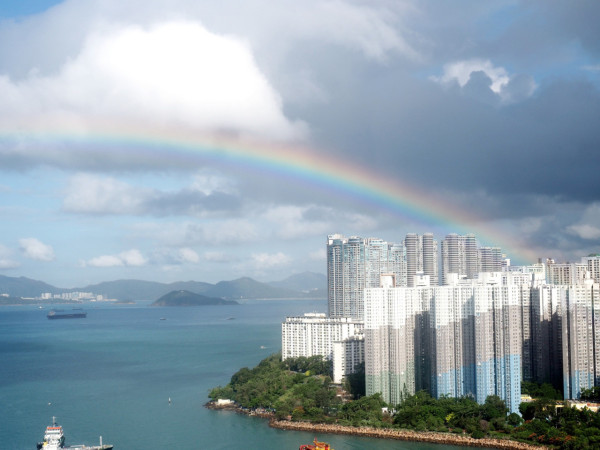 香港天空現絕美弧度彩虹 罕見七彩「虹彩雲」天梯
