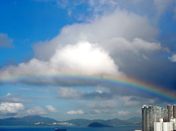 香港天空現絕美弧度彩虹 罕見七彩「虹彩雲」天梯